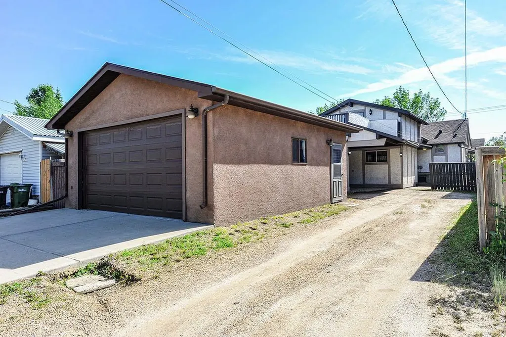 5226 42 Street Camrose AB T4V 1A8