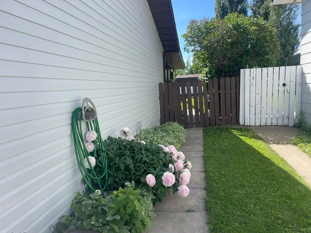 99 Spruce Avenue Brooks AB T1R0A7