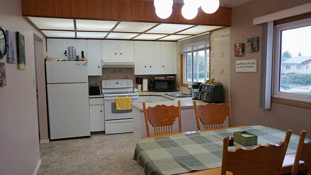 5825 51 Street Vegreville AB T9C 1H9