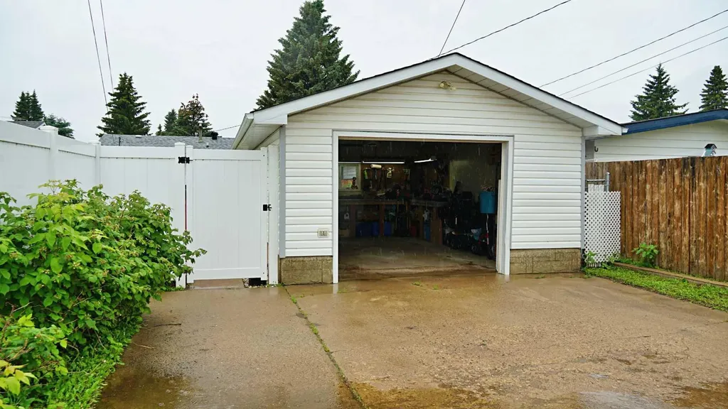 5825 51 Street Vegreville AB T9C 1H9