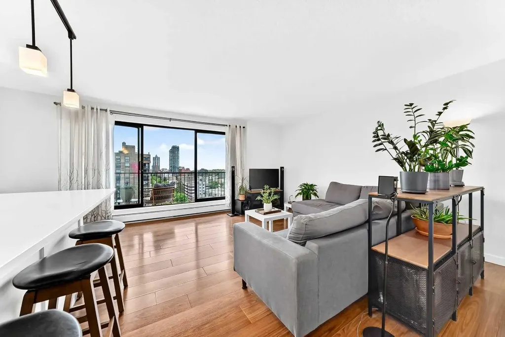 1330 15 Avenue SW Calgary AB T3C 3N7