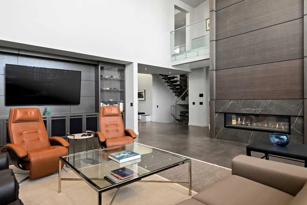 25 Posthill Drive SW Calgary AB T3H 0A8