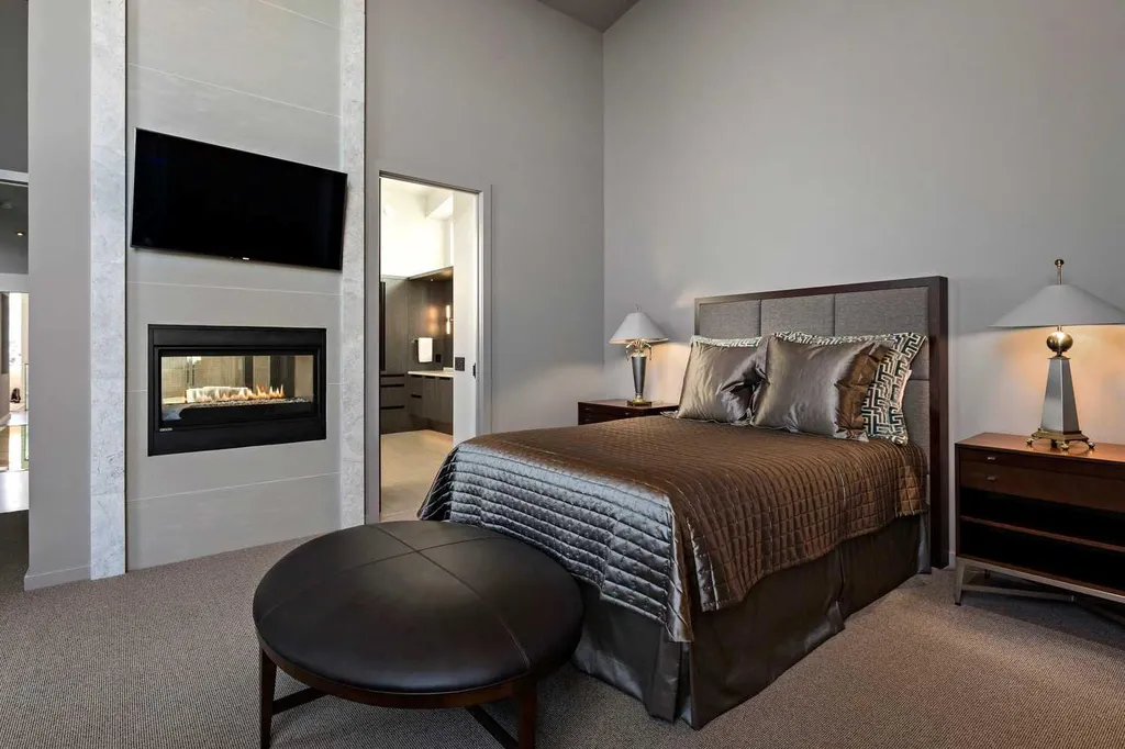 25 Posthill Drive SW Calgary AB T3H 0A8