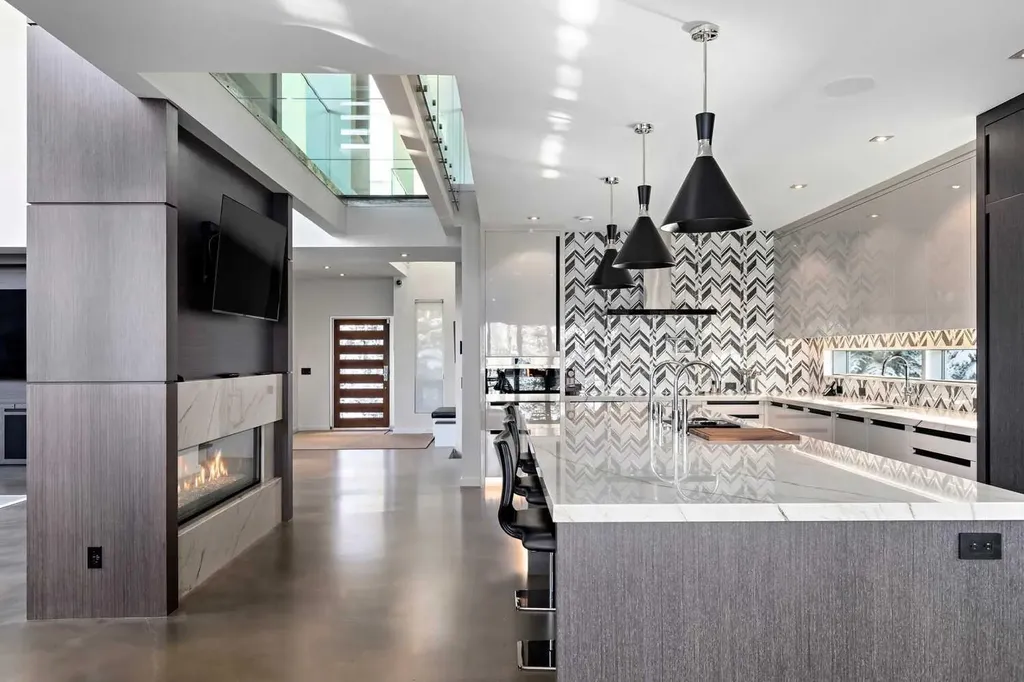 25 Posthill Drive SW Calgary AB T3H 0A8