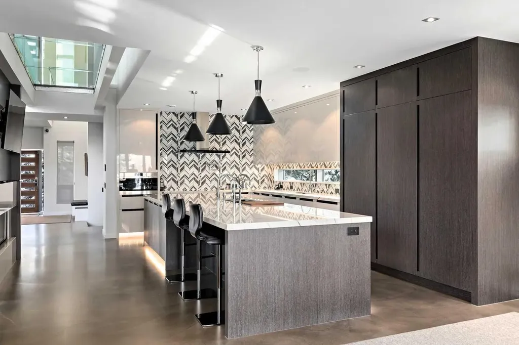 25 Posthill Drive SW Calgary AB T3H 0A8