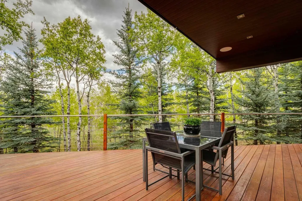 25 Posthill Drive SW Calgary AB T3H 0A8