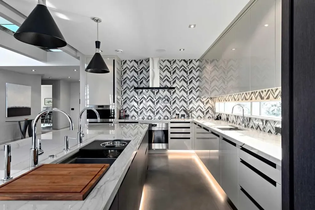 25 Posthill Drive SW Calgary AB T3H 0A8