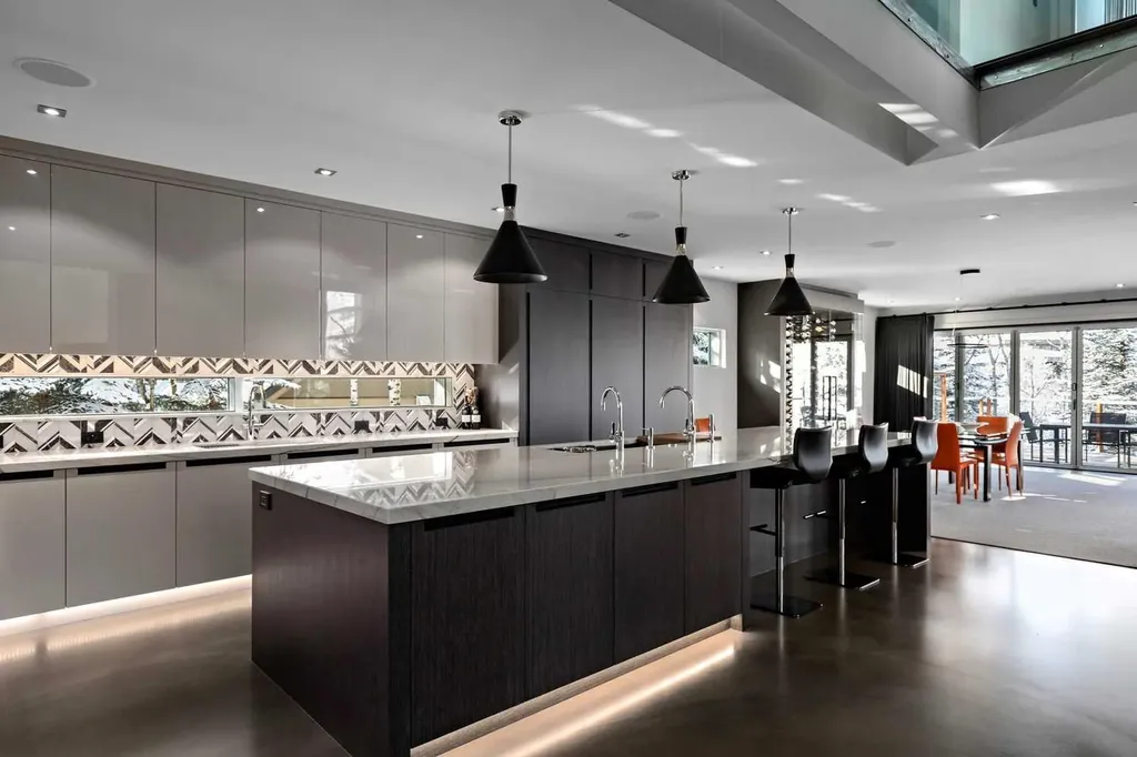 25 Posthill Drive SW Calgary AB T3H 0A8