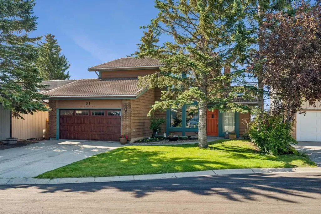 31 Edgehill Bay NW Calgary AB T3A 2X2