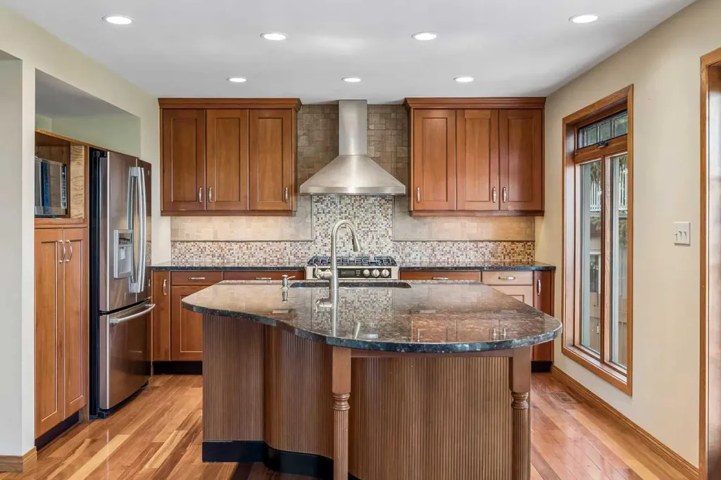31 Edgehill Bay NW Calgary AB T3A 2X2