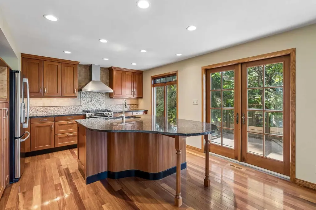 31 Edgehill Bay NW Calgary AB T3A 2X2