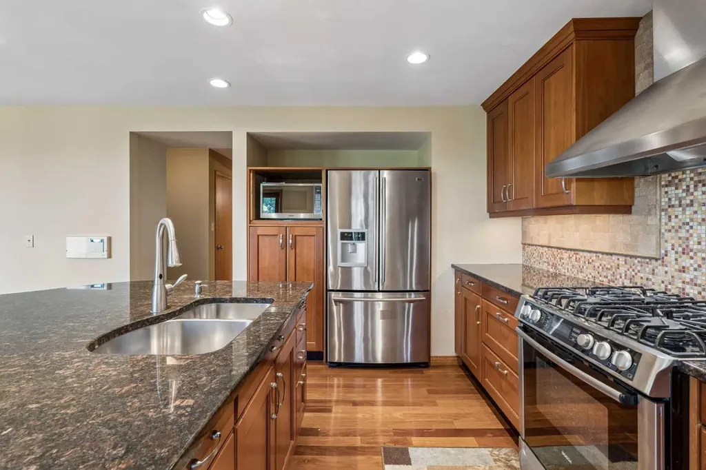 31 Edgehill Bay NW Calgary AB T3A 2X2