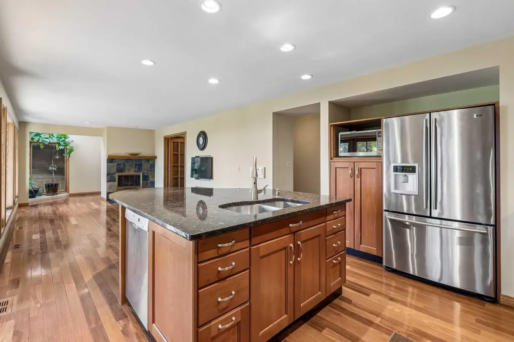 31 Edgehill Bay NW Calgary AB T3A 2X2