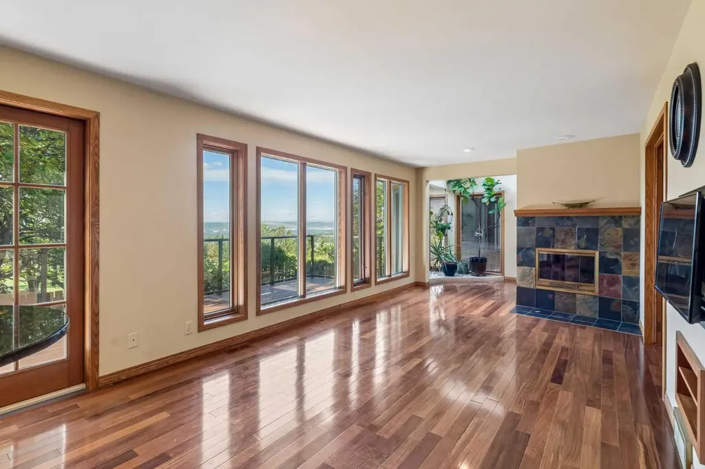 31 Edgehill Bay NW Calgary AB T3A 2X2