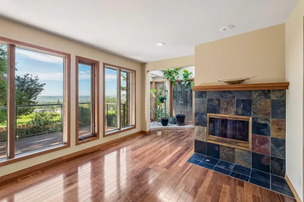 31 Edgehill Bay NW Calgary AB T3A 2X2