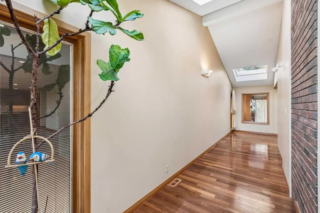 31 Edgehill Bay NW Calgary AB T3A 2X2