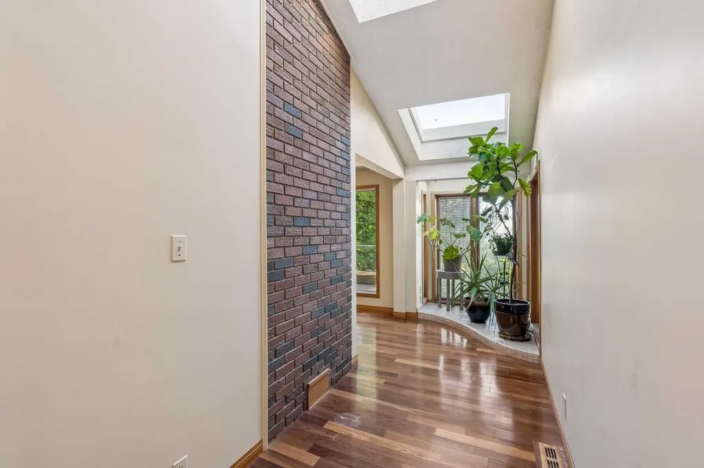 31 Edgehill Bay NW Calgary AB T3A 2X2