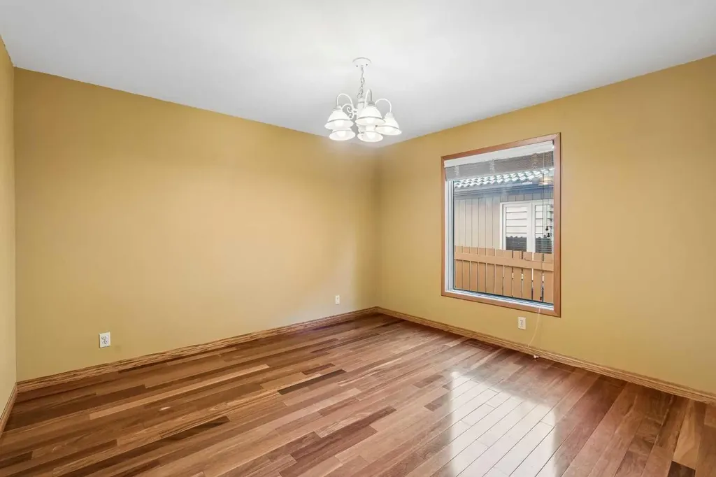 31 Edgehill Bay NW Calgary AB T3A 2X2