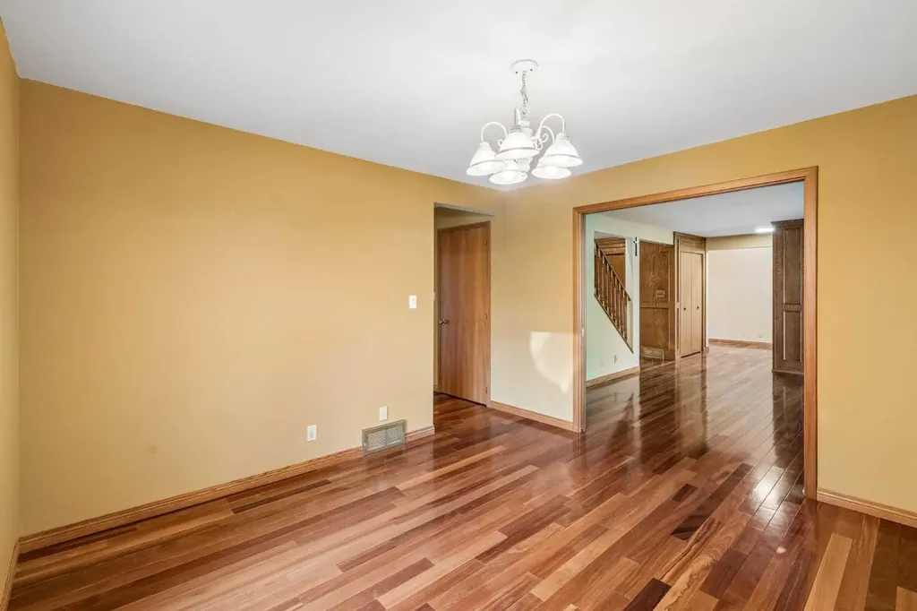 31 Edgehill Bay NW Calgary AB T3A 2X2