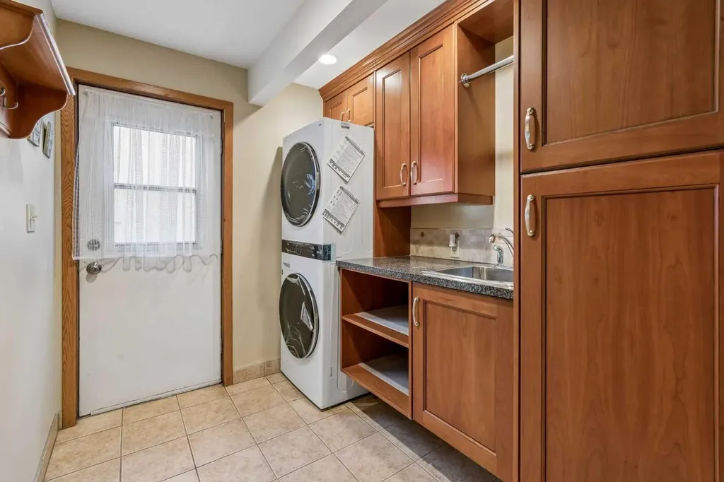 31 Edgehill Bay NW Calgary AB T3A 2X2