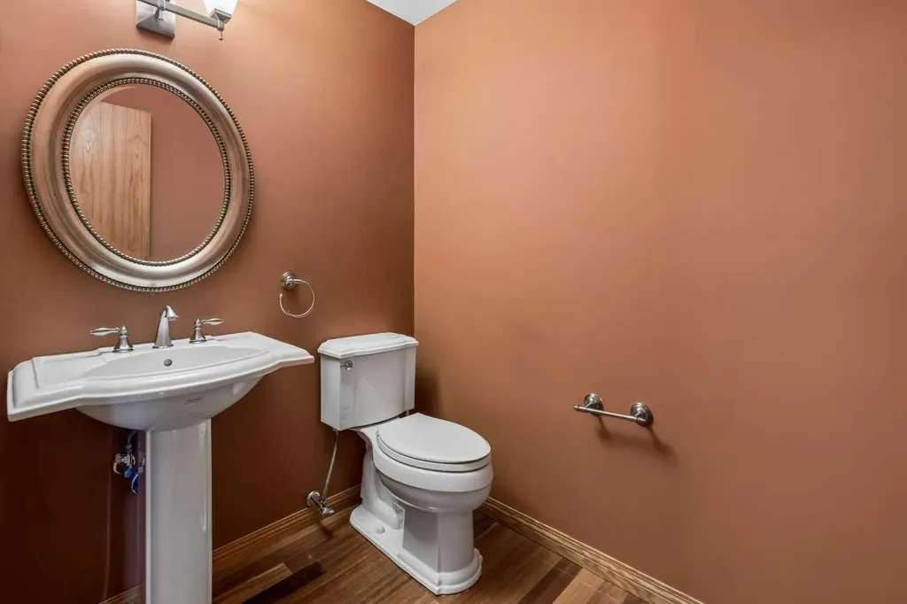 31 Edgehill Bay NW Calgary AB T3A 2X2