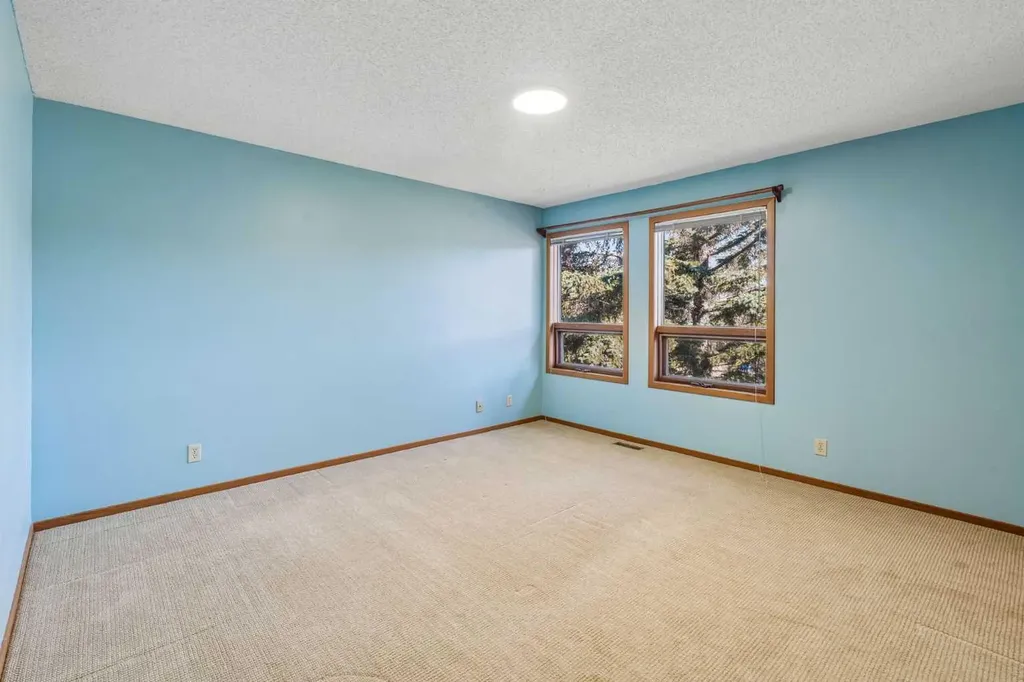 31 Edgehill Bay NW Calgary AB T3A 2X2