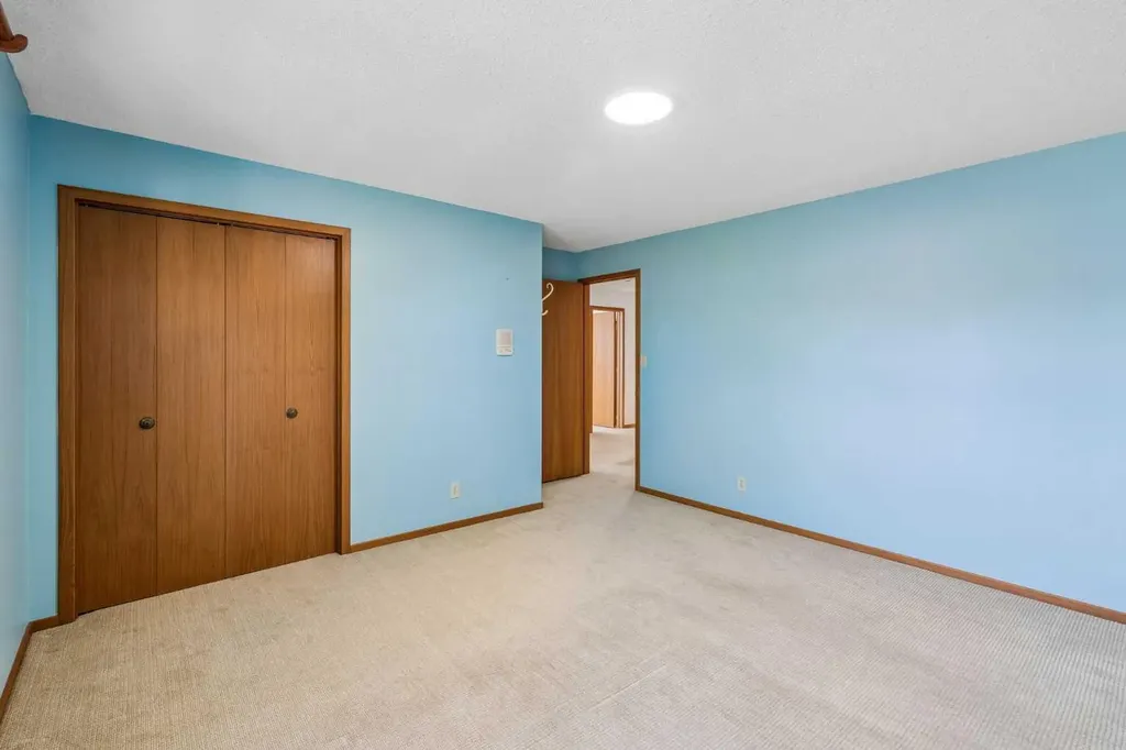 31 Edgehill Bay NW Calgary AB T3A 2X2
