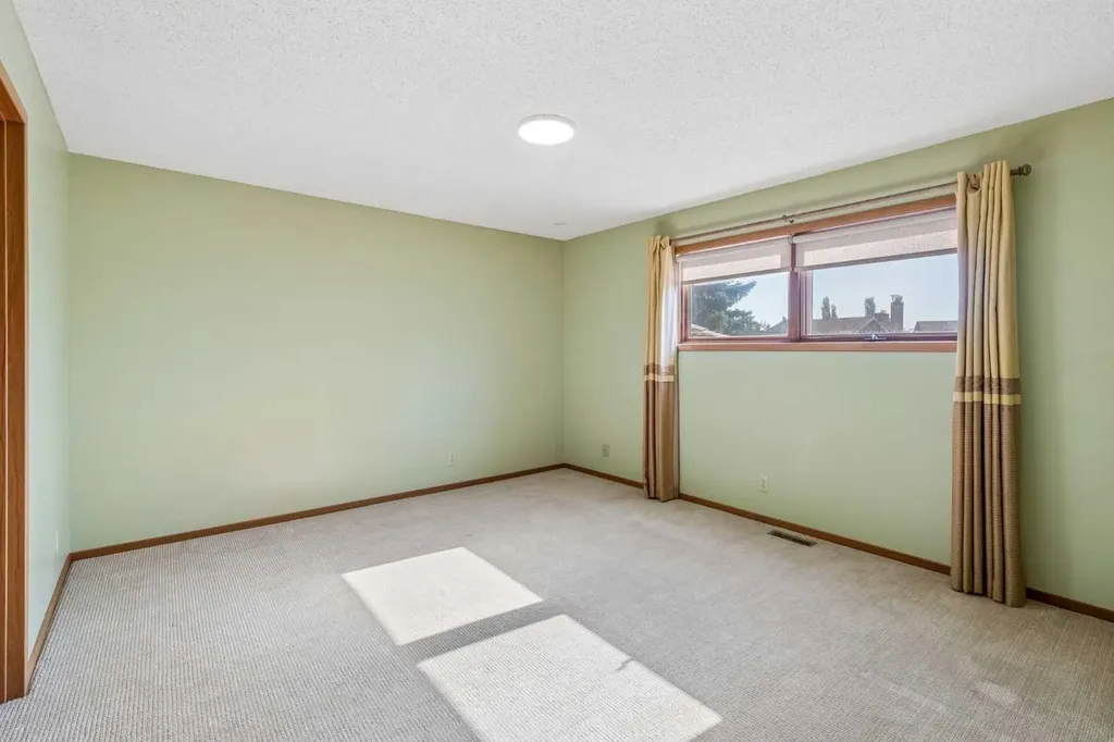 31 Edgehill Bay NW Calgary AB T3A 2X2