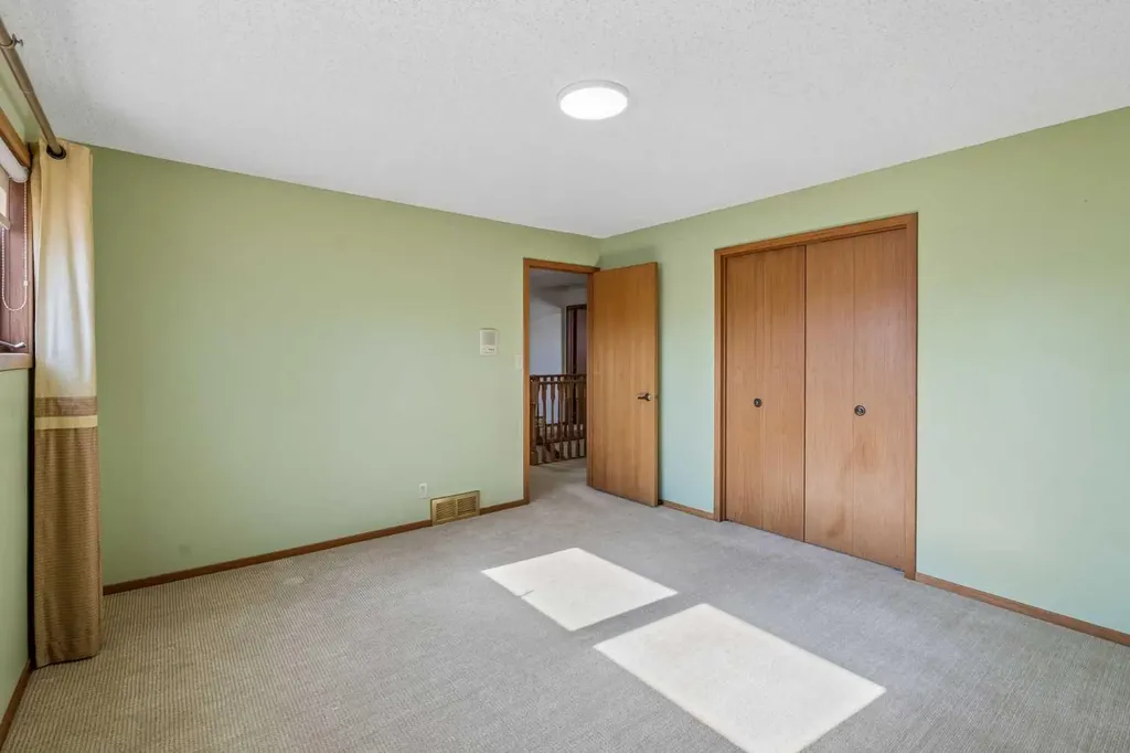 31 Edgehill Bay NW Calgary AB T3A 2X2