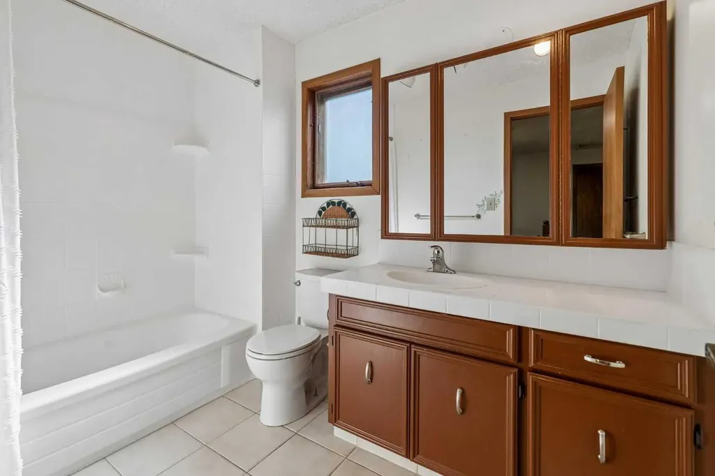 31 Edgehill Bay NW Calgary AB T3A 2X2