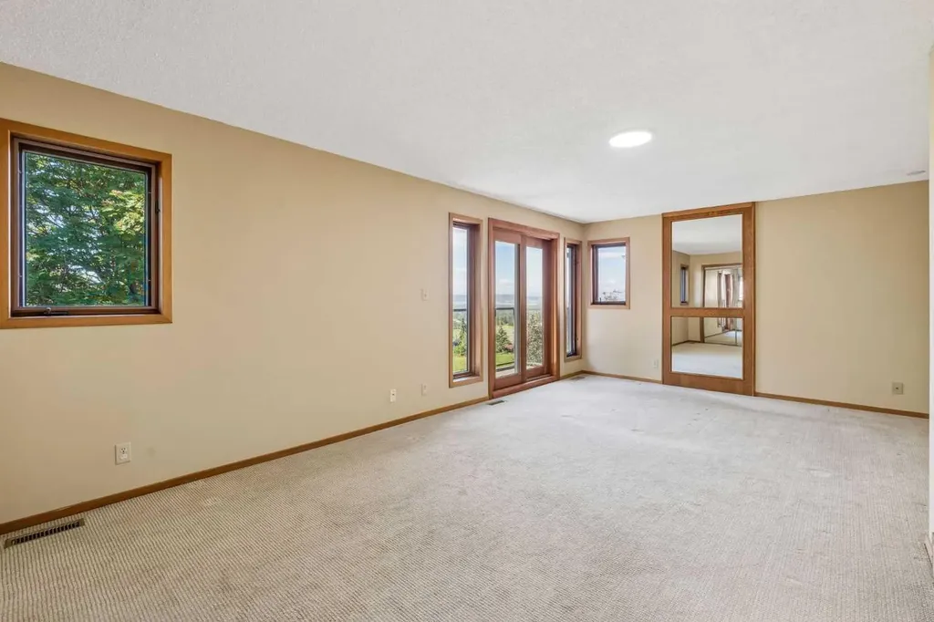 31 Edgehill Bay NW Calgary AB T3A 2X2