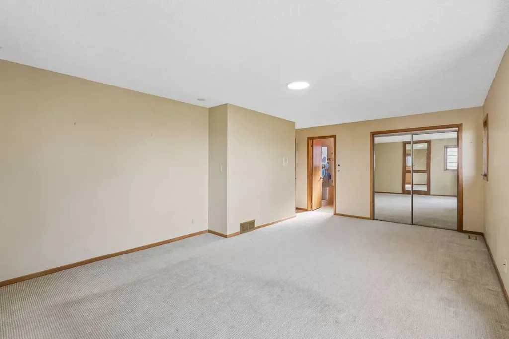 31 Edgehill Bay NW Calgary AB T3A 2X2