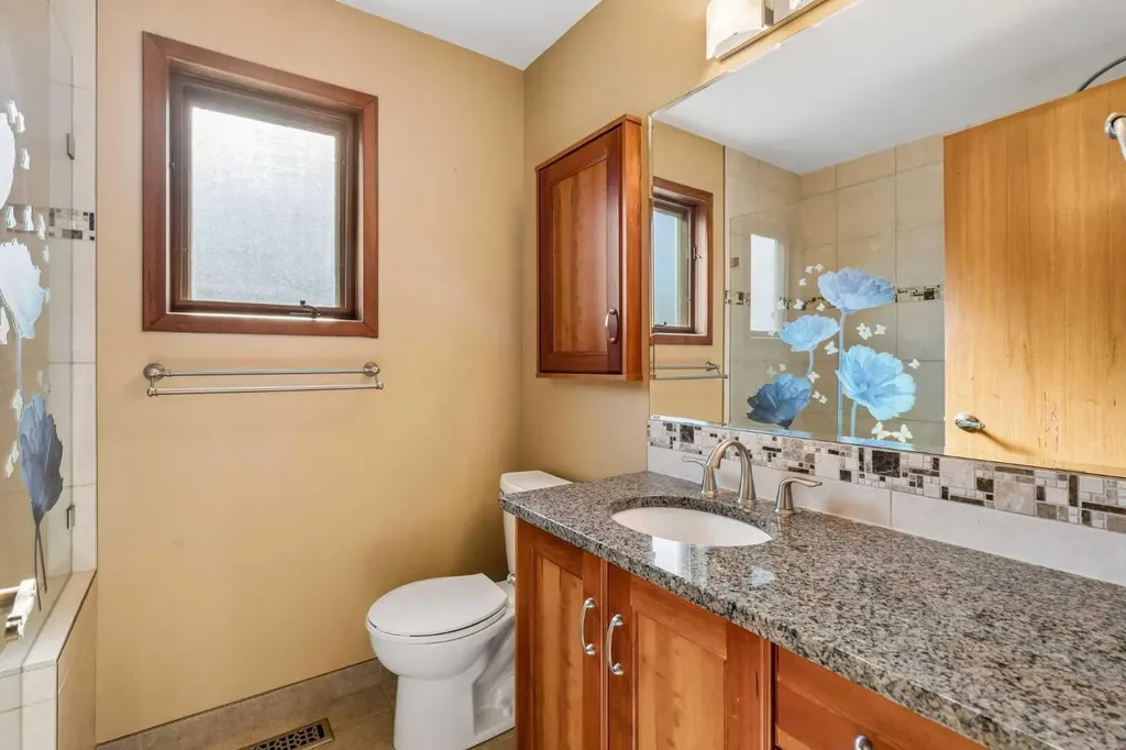 31 Edgehill Bay NW Calgary AB T3A 2X2