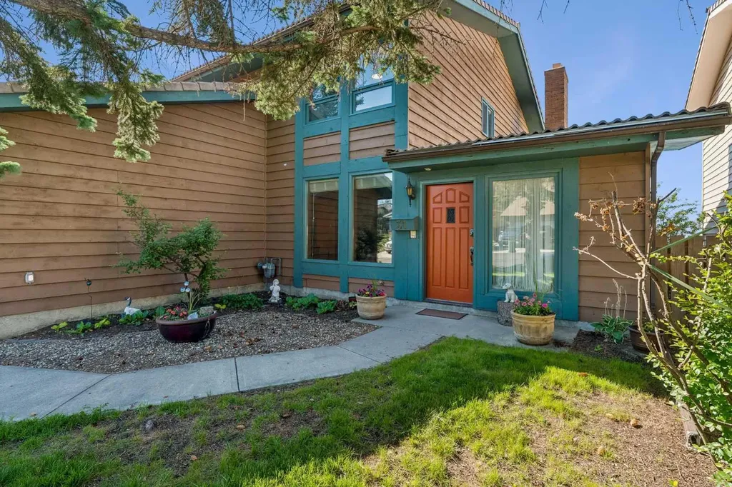 31 Edgehill Bay NW Calgary AB T3A 2X2