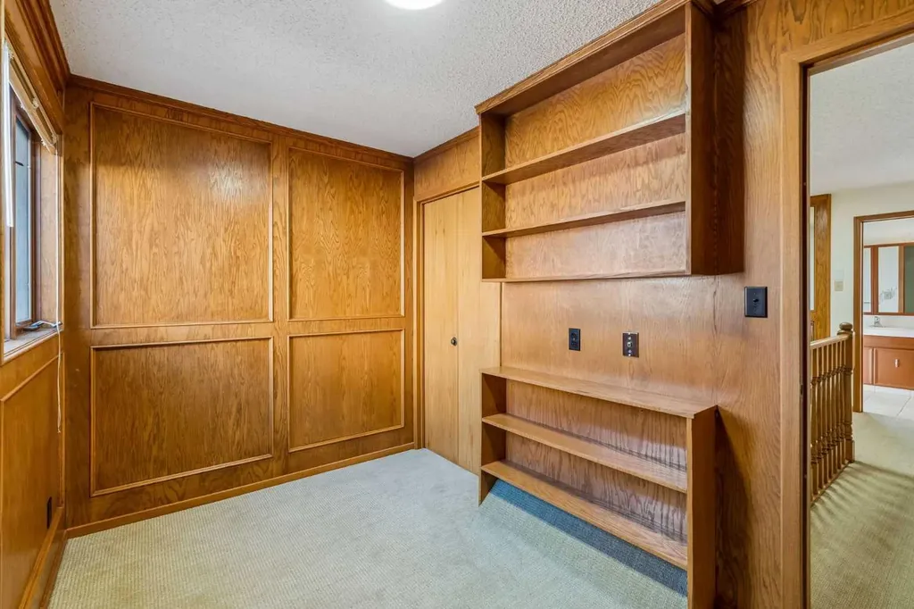 31 Edgehill Bay NW Calgary AB T3A 2X2