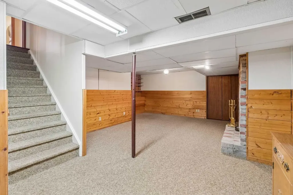 31 Edgehill Bay NW Calgary AB T3A 2X2
