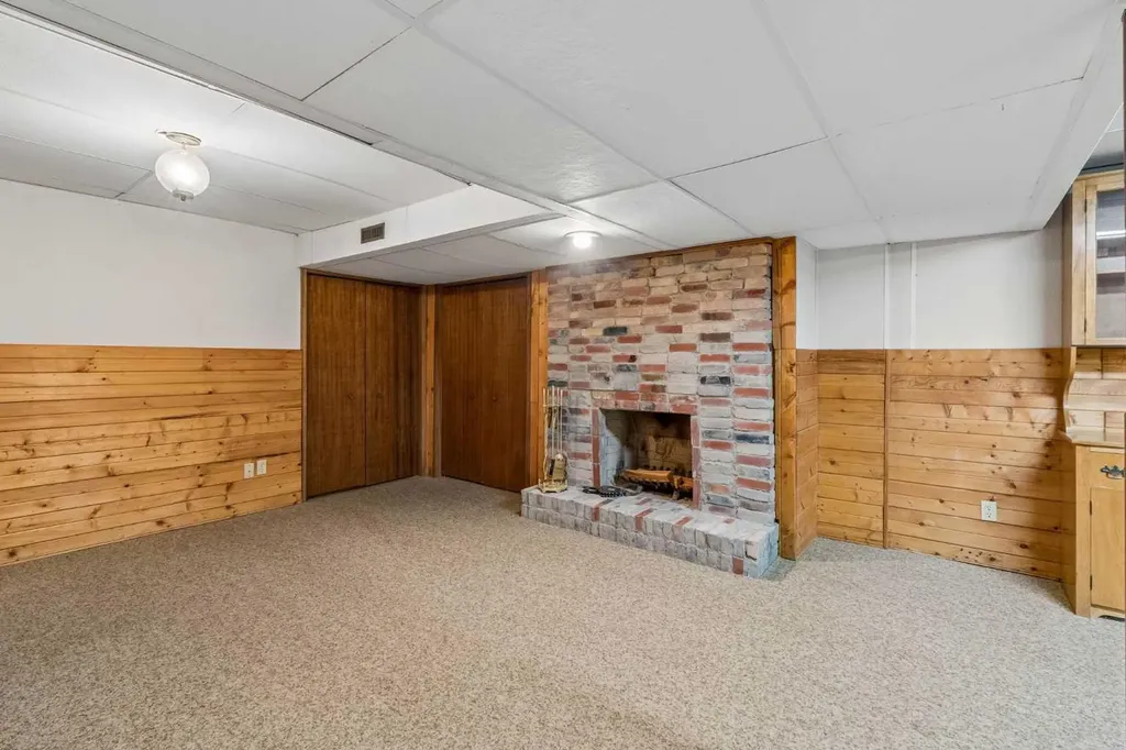 31 Edgehill Bay NW Calgary AB T3A 2X2