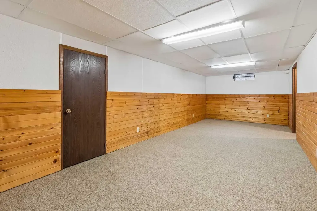 31 Edgehill Bay NW Calgary AB T3A 2X2