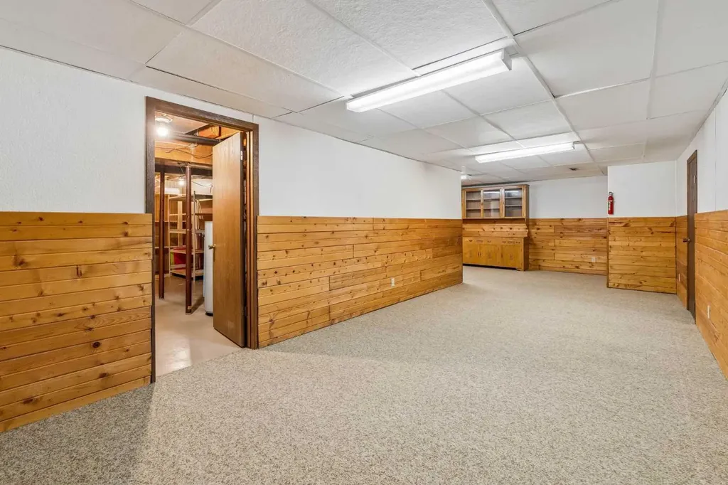 31 Edgehill Bay NW Calgary AB T3A 2X2