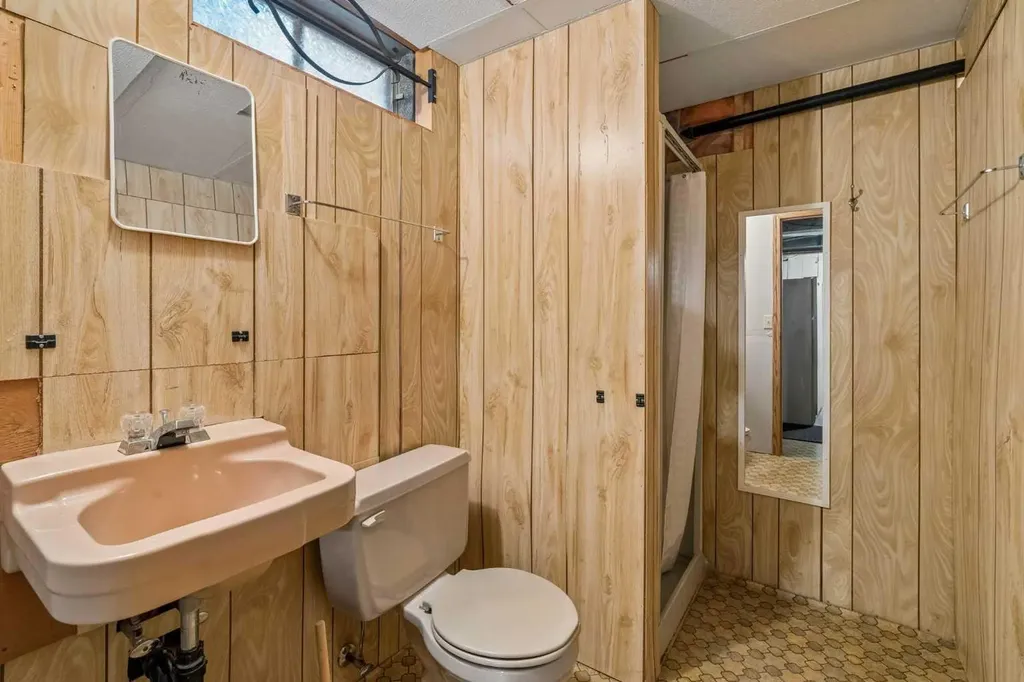 31 Edgehill Bay NW Calgary AB T3A 2X2