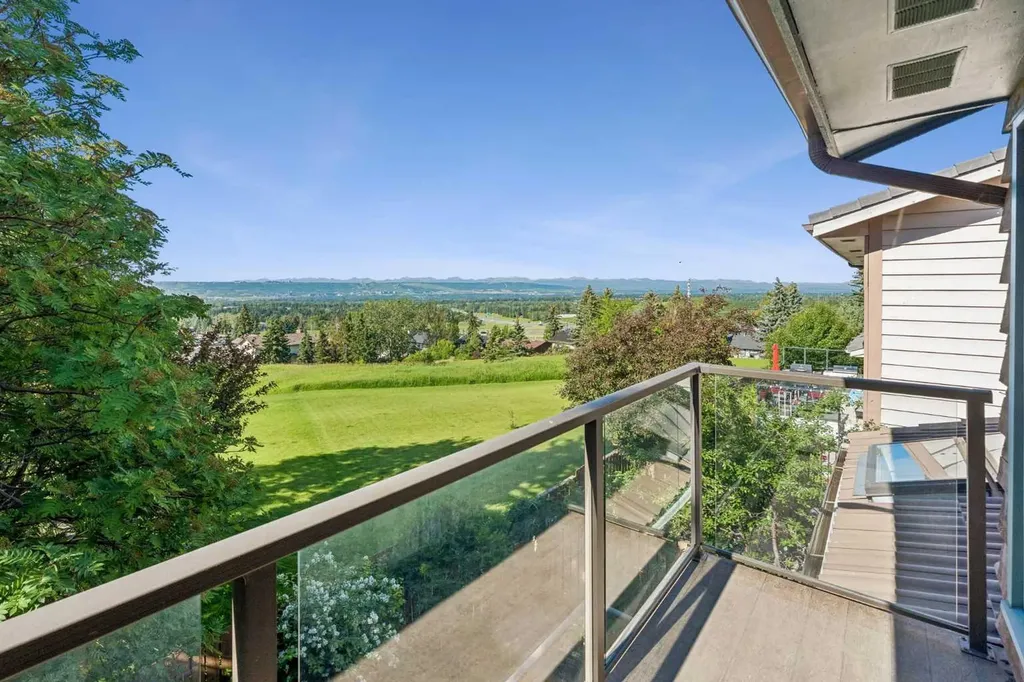 31 Edgehill Bay NW Calgary AB T3A 2X2