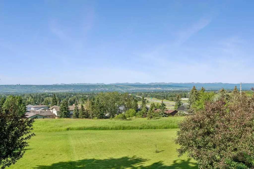 31 Edgehill Bay NW Calgary AB T3A 2X2