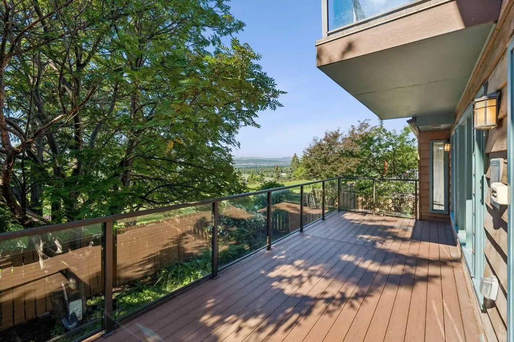 31 Edgehill Bay NW Calgary AB T3A 2X2