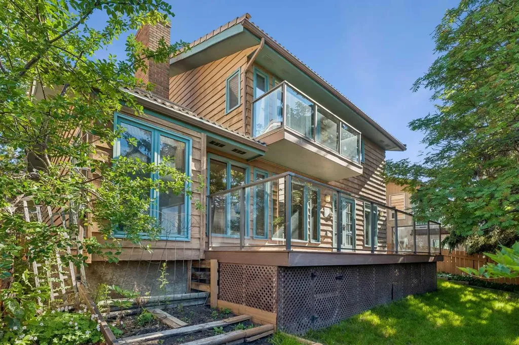 31 Edgehill Bay NW Calgary AB T3A 2X2
