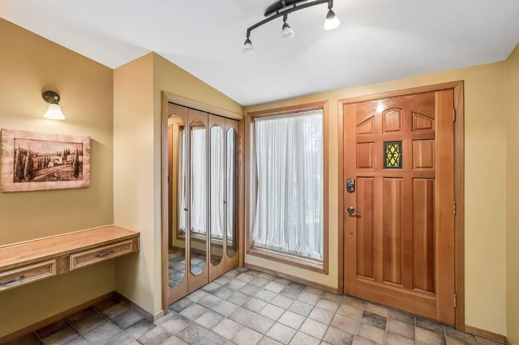 31 Edgehill Bay NW Calgary AB T3A 2X2