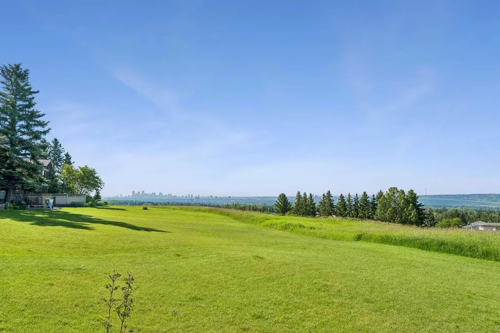 31 Edgehill Bay NW Calgary AB T3A 2X2