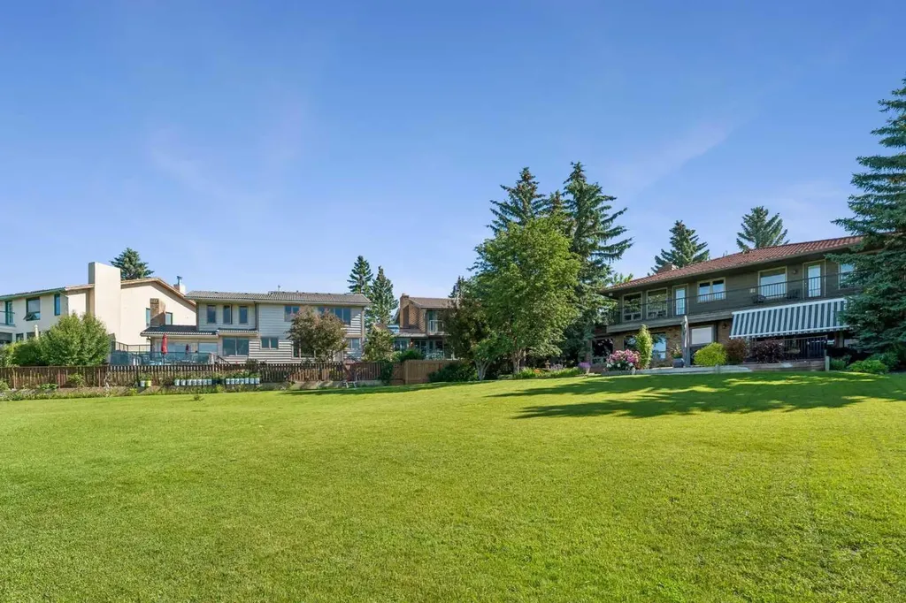 31 Edgehill Bay NW Calgary AB T3A 2X2