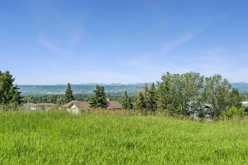 31 Edgehill Bay NW Calgary AB T3A 2X2