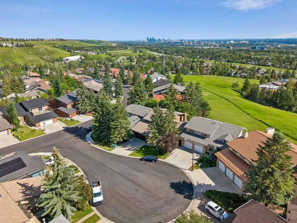 31 Edgehill Bay NW Calgary AB T3A 2X2