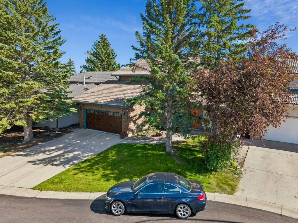 31 Edgehill Bay NW Calgary AB T3A 2X2